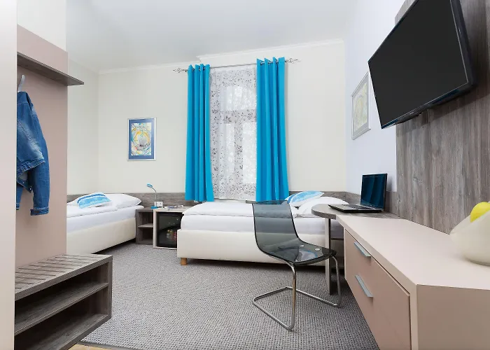 Hradbova Old Town & מלון