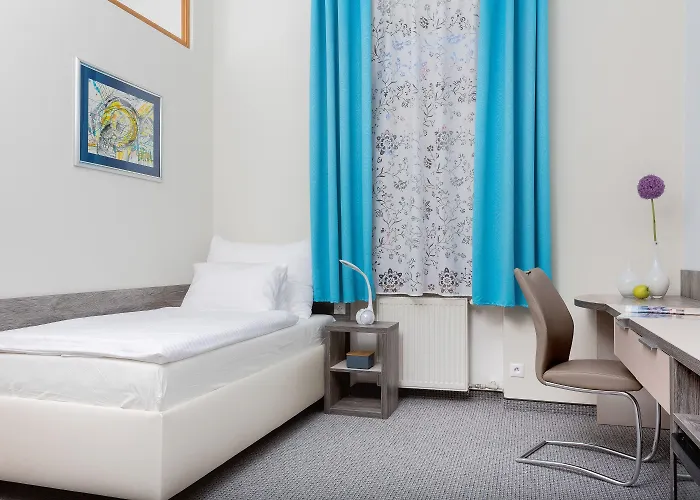 Hradbova Old Town & מלון