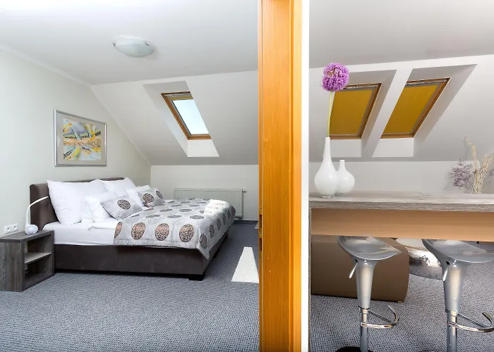 מלון Hradbova Old Town &