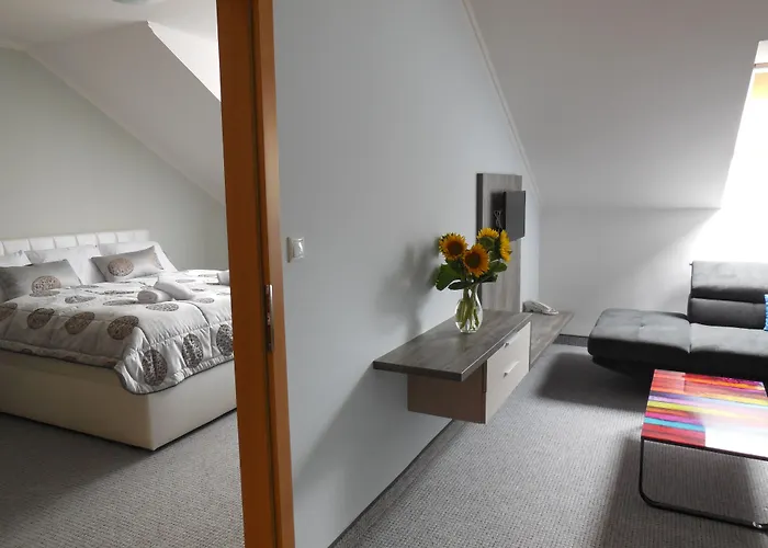 Hradbova Old Town & מלון