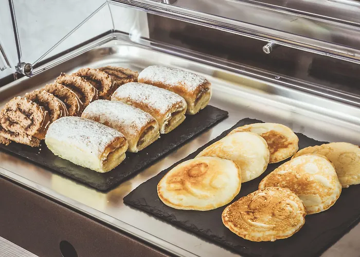 Hradbova Old Town & מלון