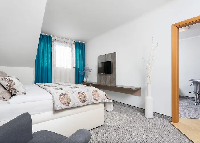 Hradbova Old Town & 3* Kassa