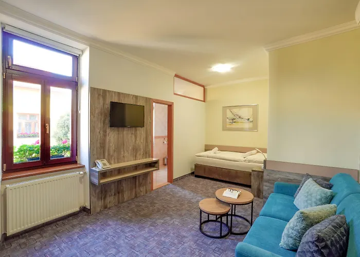 Hradbova Old Town & מלון 3*