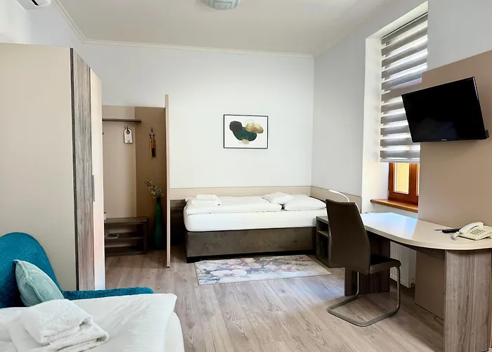 מלון Hradbova Old Town & 3*